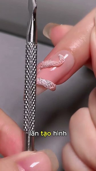 30-year veteran nail tech shows off an incredibly unique design