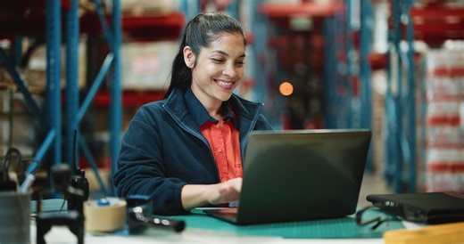 Sans diplôme, plus de 2350€ par mois et de nombreux avantages : Amazon recrute 3000 personnes en CDI en 2026