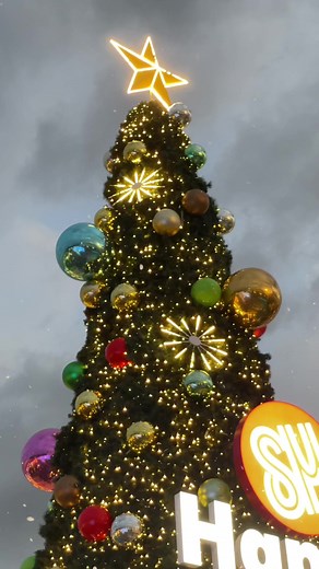 It’s snowing in SM Mall of Asia! ❄️ The first ever snow in MOA Complex! 🎄 #moachristmasallstars #NightOfLights @SM Supermalls