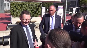 La directive a fait polémique ce week-end : un document signé par Frédéric Favre, adressé aux chefs de service de son département et qui règlemente la relation aux médias. Le Conseiller d'Etat s'en explique sur notre plateau. | Canal9