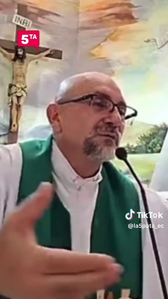 El sacerdote Patricio Alfredo Sánchez Molinari mur1ó aplastado por una enorme cruz mientras oficiaba misa en la iglesia de Nuestra Señora del Perpetuo Socorro, en Guayaquil. La tragedia ocurrió la tarde del sábado y quedó captada en la transmisión en vivo que se hacía a través de las redes sociales del clérigo. En su última homilía, apenas unos minutos antes del trágic0 hecho que ac4bó con su vida, el padre Patricio Sánchez Molinari habló de las actividades banales en las que se gasta el tiempo 