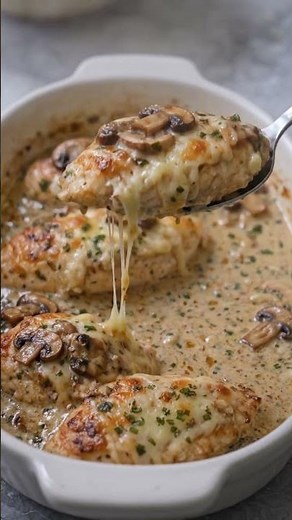 🍗 Creamy Mushroom Swiss Chicken Bake