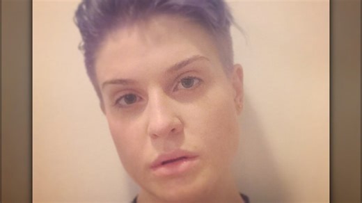 Photo of Kelly Osbourne without the heavy makeup is head-turning