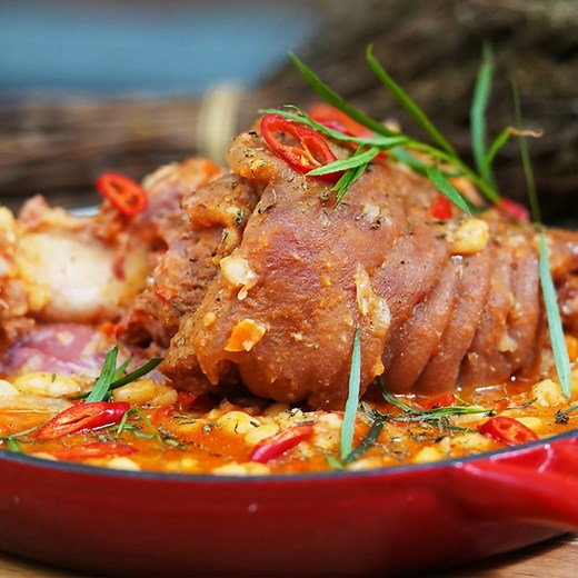 🎥 🍖 Fasole cu Ciolan Afumat 🍲🍖 Fasole Scăzută 🫘😋Priviți aici de bine arată! 🤤😍 Nu ai cum să-i reziști... e prea bună! 😋🍖 🍲 | Șef Paul Constantin