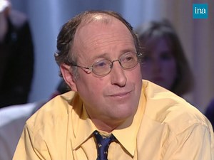 😲 "À qui profite le crime ?" 😲 Thierry Ardisson reçoit Jean-Claude Blanc, père de Michaël Blanc, emprisonné à vie en Indonésie pour détention de canabis. Ému, il évoque le voyage et la vie de son fils à Bali, puis son arrestation pour détention de cannabis, suivie d'une très lourde condamnation... Tout Le Monde En Parle | France 2 | 31/03/2001 #INA #Arditube #Ardisson #JeanClaudeBlanc #michaelblanc | INA Arditube