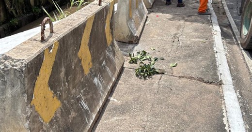 Prefeitura de SP coloca blocos entre córrego e avenida onde casal foi arrastado por enxurrada