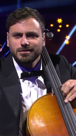 white christmas by ‪@HAUSERmusic‬ 🎄❄️ #cello #classicalmusic #whitechristmas #christmas #shorts