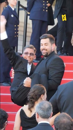 Artus monte les marches avec l'équipe du film "Un p'tit truc en plus" au Festival de #cannes2024