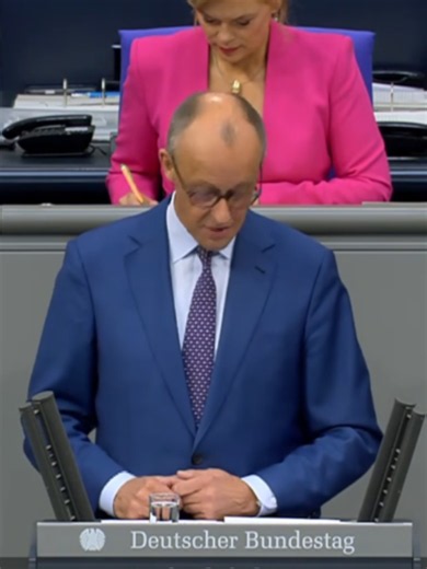 Friedrich Merz macht im Bundestag klar: Die Bundesregierung sieht sich als Kraft der politischen Mitte – und will Deutschland durch Reformen, Entlastungen und mehr Sicherheit wieder nach vorne bringen. In seiner Rede spricht Merz über niedrigere Steuern für kleine und mittlere Einkommen, eine neue Balance bei der Rente, Reformen im Gesundheitswesen, weniger Bürokratie und mehr Dynamik für Unternehmen. Gleichzeitig setzt er ein klares Signal in der Sicherheitspolitik: Deutschland soll verteidigun