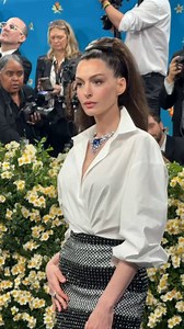 安海瑟薇 Anne Hathaway 以白襯衫造型出席 2025 #MetGala！ | VOGUE Taiwan