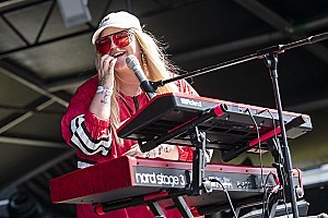 トーンズ・アンド・アイ、「Dance Monkey」MVが20億再生突破 | Daily News | Billboard JAPAN