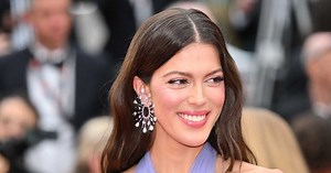 Iris Mittenaere à couper le souffle en robe blanche effet crop top et asymétrique avec une fente XXL