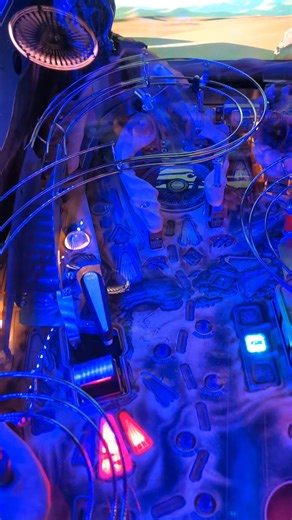He who controls the spice controls the universe…” 🌌 🏜️ La Dune Pinball est maintenant à La Société du Pinball! Viens dompter le désert, affronter les vers des sables et viser le high score ultime. En place dès aujourd’hui au bar – le trône d’Arrakis t’attend!👑 | La Société du Pinball