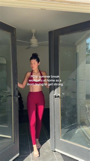 transitioning from gym workouts to at home workouts! Everything is staying the same except the gym setting is the only thing changing! So lucky to have a workout program that is home friendly! @Ladder | Fitness App Who wants to give it a go? #homeworkout #momworkout #sahm