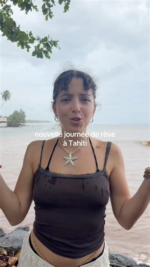 réfugiées sous un arbre au bord de la route entre deux averses😂 #polynésiefrançaise #tahiti #travel