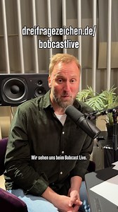 🎙️ Freu dich auf persönliche Anekdoten, witzige Momente, kleine Geheimnisse und ganz viel Nostalgie – natürlich mit jeder Menge ???-Humor und niemand Geringerem als Andreas und Kai . Bist du schon dabei?👀 👉Tickets findest du hier: https://playde.link/bobcastliveFA | Die drei Fragezeichen