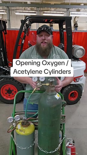 Safely Opening Oxygen and Acetylene Cylinders for Welding