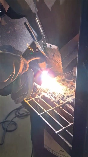 Hypertherm Powermax 85. Test cuts. #plasmacuttingmachine #metal #hypertherm