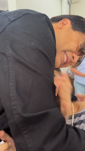 Concert King Martin Nievera sinorpresa si Manay Lolit Solis at ibang writers sa isang Christmas lunch na organized ng kaibigang si Jun Lalin last week. Isa si Martin sa tatlong paboritong singer ng kontrobersyal talent manager at showbiz columnist. Nagpa-raffle pa si Martin. #ConcertKing #martinnievera #lolitsolis #latepost | Salve Asis