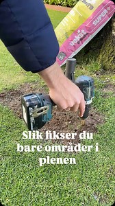 🟢 Fiks bare flekker i plenen raskt og enkelt! 🟢 Sliter du med skadede områder eller gule flekker i plenen? I denne videoen viser vi deg steg-for-steg hvordan du reparerer dem – perfekt for barnehage, lek eller hagekos! 🌱🏡 Slik gjør du det: 1. Fjern dødt og gult gress om du har det – gjør underlaget klar for ny spiring. 2. Løsne jorden med jernrive for å forbedre jordsmonn og lufttilgang. ￼ 3. Så kvalitetsfrø – vi bruker Vekst Super gressfrø som spirer raskt og gir slitesterkt gressteppe. 4. 
