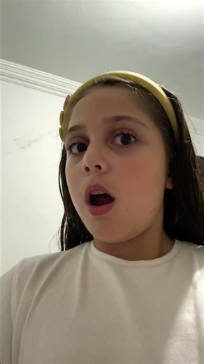 Sofia se asusta porque ve una cucaracha en la casa ￼