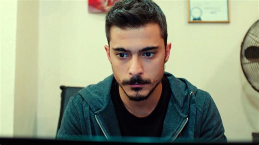 Yiğit comienza a investigar todo sobre su madre… ¡Y descubre que tiene otro hijo!