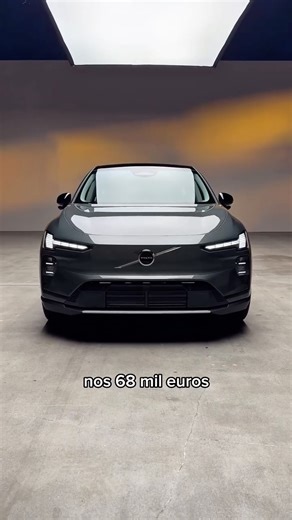 O que acham do novo Volvo EX60? A marca sueca não poupou esforços: o modelo estreia uma plataforma de 800 V desenvolvida internamente e um interior carregado de tecnologia. A versão topo de gama promete até 810 km de autonomia (contra 620 km na versão base) e 680 cv de potência (frente aos 369 cv da versão base). O Volvo EX60 chega a Portugal no verão, com preços a partir de 67 906 mil euros. 📹 Vídeo já no YouTube! | Razão Automóvel