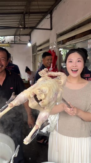 Yedeura~ daebak!! Aku kaget lihat masak kaldunya😱😆 waah mungkin cara masaknya begitu, aku cobain kaldu waah gurih bangett dan aromanya enakk! Mienya juga handmade jd kenyal2. Pantass antrinya panjang~ kalian pernah coba? Aku rekomen! 📍 12, Jl. Kosambi Baru No.26 12, RT.5/RW.1, Duri Kosambi, Kecamatan Cengkareng, Kota Jakarta Barat, Daerah Khusus Ibukota Jakarta #noonarosa #indonesia #jajanantiktok #serunyakuliner #kuliner #mieayam #indonesia🇮🇩