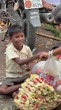 एक छोटी सी मदद, चेहरे पर बड़ी सी मुस्कान ❤️ | Act of Kindness #shortsfeed #helping #kindness