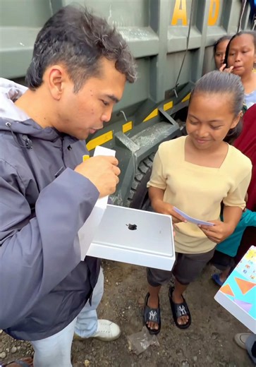 Hp gratis untuk warga karena untuk saat ini komunikasi adalah kebutuhan yang peting #fyp #foryou #viral #prayforsumatera #pstore