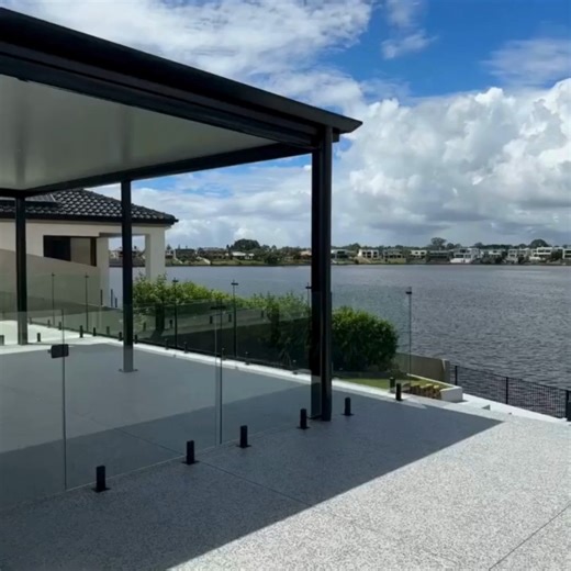 🌊✨ Luxury meets lifestyle in Benowa, Gold Coast! Take a look at this breathtaking waterfront transformation featuring a Stratco Outback® Cooldek Flyover Patio, installed to perfection by In Style Patios and Decks . This project is a masterclass in blending form and function. Where architectural elegance meets everyday comfort! The Outback® Cooldek roofing system is the hero here. With its insulated design, it not only provides superior protection from the harsh Aussie sun and unpredictable weat