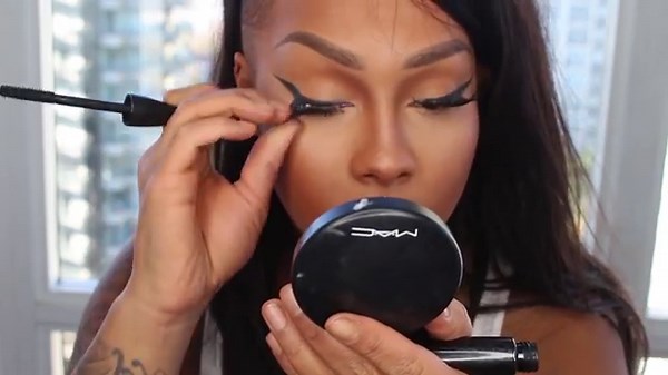 NICKI MINAJ EYE LINER & LIPS TUTORIAL - SONJDRADELUXE