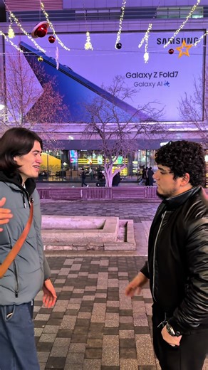 «Салам прежде слов!». «Не отвечайте тому, кто начал разговор прежде салама!». «Салам следует давать прежде, чем задавать вопрос! В хадисе сказано: «Поистине, самыми близкими людьми к Аллаху являются те, кто приветствует других первыми». «Если два мусульманина, встретивіись, пожут друг другу руки, Аллах простит их еще до того, как они разойдутся». Сунной является при 1rnorie 397,3 тыс. встрече рукопожатие одной правой рукой. S20 вознаграждений 2856 При входе в дом также следует произносить привет