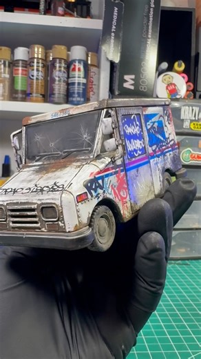 Henry Beltran on Instagram: "Weathering 👑🙌🏽 #miniature#diecast#miniatures #henrybeltran#artcollector#usps #urbanart#streetart#graffiti#graff"