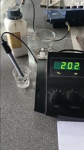Measuring conductivity with a conductivity meter🧑‍🔬 #RealLabExperience #chemistry #lab #shorts