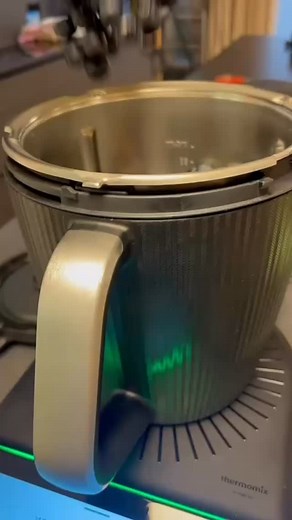 🍇 Frisch gepresst & ohne Zuckerzusatz – so schmeckt der Herbst im Glas! Im Thermomix ist selbstgemachter Traubensaft in wenigen Minuten fertig: Trauben rein, mixen, abseihen – fertig! 🥂 Kein Vergleich zu gekauftem Saft – intensiver, fruchtiger und 100% natürlich. Wer probiert, will nie wieder was anderes! ✨ #Traubensaft #Herbstgenuss #HeidiRezepte #ThermomixFansÖsterreich #Selbstgemacht #OhneZucker | Heidi Fleischer Thermomix Fans Österreich