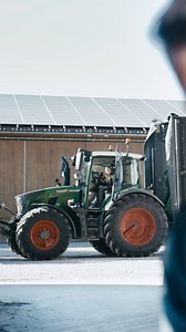 The new Fendt 500 Vario takes care of what is valuable to you. This series is the first to feature the single-stage VarioDrive drivetrain. The big advantage: on sensitive areas, the sward remains intact and the soil structure is protected. At the same time, the uniform tractive power build-up increases efficiency and reduces tyre wear and fuel consumption. In addition, the pull-in turn effect reduces the turning circle by up to 10%. With the integrated VarioGrip tyre pressure regulation system, 