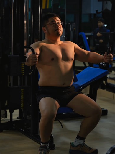 beefymuscle.com👍 Bear muscle workout! beefymuscle.com admires beefy massive bulky #muscle #musclehunk #musclebear #bodybuilder #powerlifter lifter beefymuscle musclechub pecs biceps workout fitness gym bodybuilding motivation 肉壮 肌肉 壮熊 健身