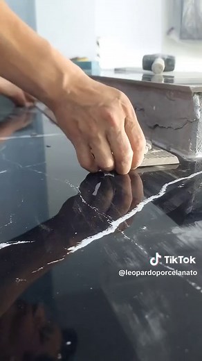 Proceso Constructivo de Cocina con Porcelanato Negro #remodelaciones #diseño #enchapador #peru🇵🇪 #azulejos #enchapador #cocina #sodimac #porcelanato #porcelain #concreto #tiles