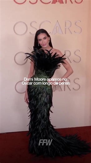 Demi Moore brilha com vestido de penas no Oscar
