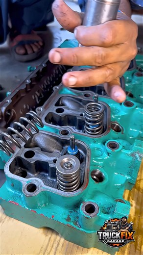 The Easiest Way to Remove Valve Locks! #valve #lock #engine #truck #mechanic #skills #tools #viral