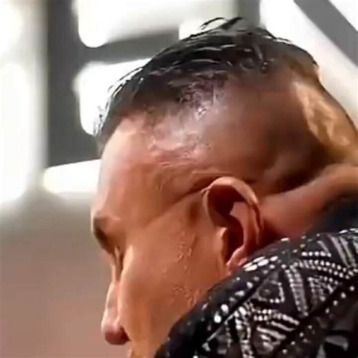 Le champion de boxe Jérôme Le Banner explique que la France macroniste est mal vue à l’étranger : "un pays où on peut égorger des professeurs et incendier des mairies". On lui a même dit : "rentrez dans votre pays de merde", suite à ce constat.Il ajoute que, dans certains pays, les flics tirent à balles réelles, même pour des faits mineurs, comme un incendie de poubelle.Il dit les termes et exige une plus grande fermeté.