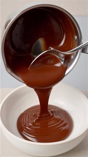 5-Minute Homemade Chocolate Sauce 🍫 #ChocolateSauce #DessertHacks #EasyRecipes