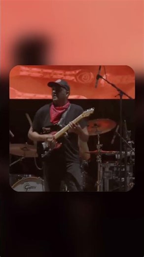Tom Morello performs Rage Against the Machine's "Killing in the Name" live what a crowd