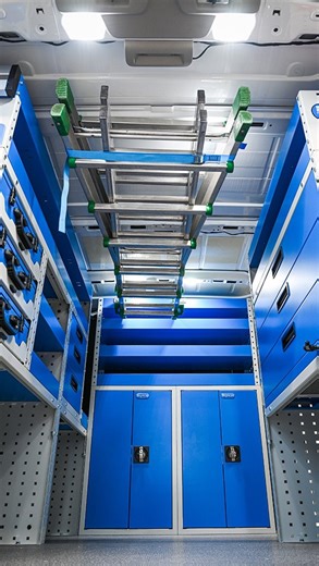 ⚡ SCALA DA 4 METRI IN UN CUSTOM BASSO? CON SYNCRO TUTTO È POSSIBILE!⚡️ LA SOLUZIONE: Scala bloccata sul soffitto con ganci regolabili, ogni centimetro delle 3 pareti ottimizzato, un risultato perfetto !! ORGANIZZAZIONE TOTALE: SX: • Vani terra per cavi • 3 valigette portautensili su vassoi brevettati • 4 ripiani multi-livello • Grondaia apicale • Sella portacavi DX: • Cassoni XXL con divisori • Portamorsa estraibile con gamba telescopica • Kit emergenza PARATIA: • 4 ripiani • 2 armadietti con se