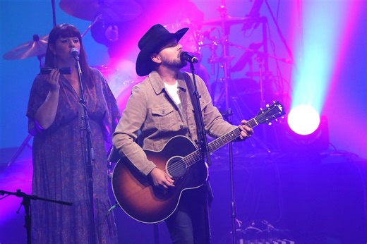 Country music star shocks fans by announcing he and wife of 15 years are divorcing
