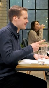 Arne hatte gehofft, dass er durch „Schnick, Schnack, Schnuck“ aus der Sache rauskommt 🤣 Aber nicht mit Anna-Lena 🤓 Die ganze Folge von „First Dates“ könnt ihr heute um 18:00 Uhr bei VOX sehen oder bereits jetzt auf RTL streamen! #VOX #FirstDates #Dating | VOX