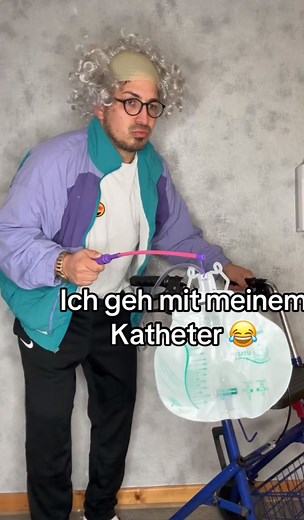 Opa Siggi und ich geh mit meinem Katheter 😂 #Pflege #altenpflege#altenpfleger #altenpflegerin #pflegehumor #Pflegekräfte#pflegealltag | Pfleger Sandro Pé