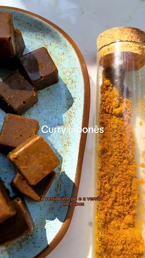 Curry japonês 20g açafrão da terra 14g da cominho 14g de coentro 12g de fenacho ( não encontrei) 4g de canela em pó 4g de pimenta cayenna 3g de alho em pó 3 g de gengibre 3g de dill (não encontrei) 2g de mix de pimentas 2g de cardamomo 2g de anis estrelados 2g de tomilho 2g de nós moscada 2g de pimenta do reino 2g de louro 1 colher de óleo de soja . Roux de curry 80g de farinha de trigo 80g de manteiga Modo de preparo Misture todos os temperos em uma vasilha e misture bem, em uma frigideira adic