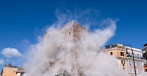 Ρώμη: Συγκλονιστικά βίντεο από τη στιγμή που καταρρέει ο μεσαιωνικός πύργος 29 μέτρων κοντά στο Κολοσσαίο - Ξεκίνησε έρευνα